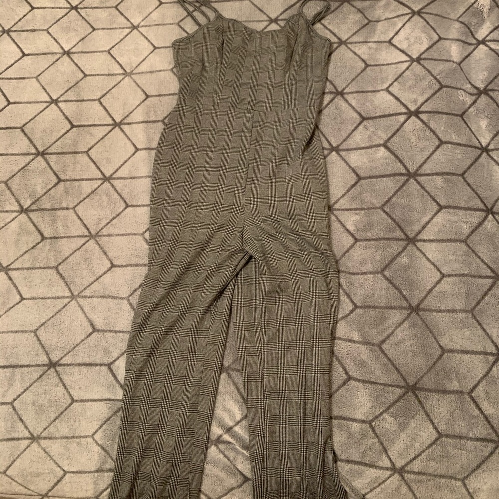 Romper/jumpsuit super comfy material never worn!